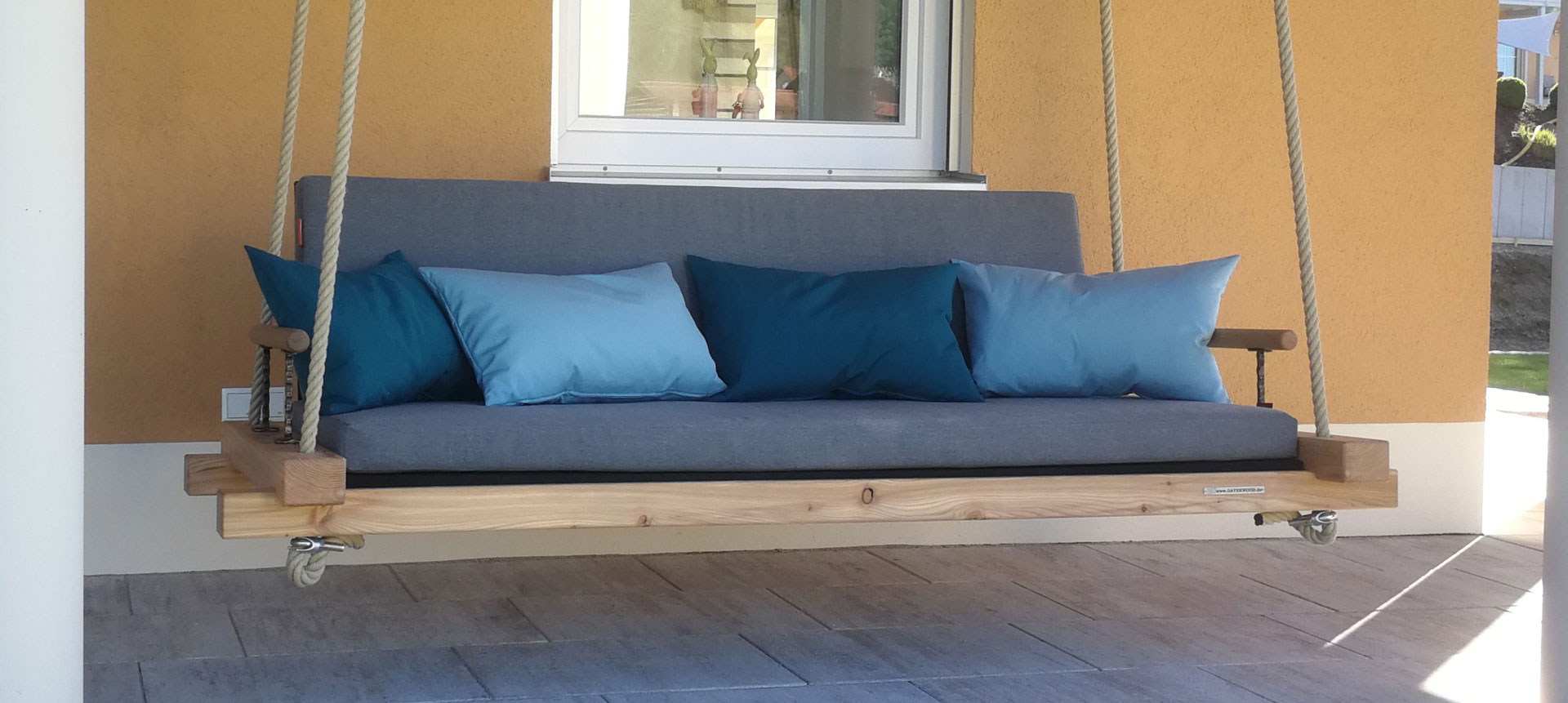 Terrassenschaukel von Bayerwood mit grauer Auflage